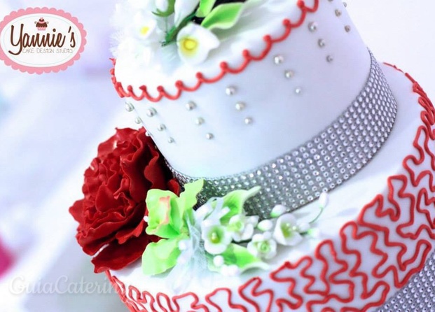 Tarta de boda en rojo y plata