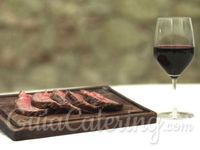 Vino y carne argentina sobre bandeja de madera