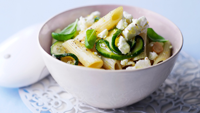 ensalada-de-pasta-con-queso-de-oveja-y-c