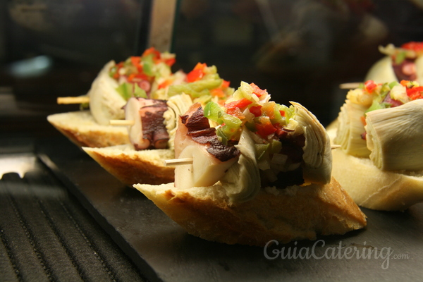 Los pintxos son típicos platos que se sirven en muchas de las calles del País Vasco, un estupendo ejemplo de la versión española del Street Food.