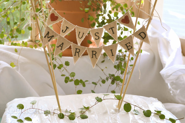 Cake toppers únicos para tu tarta de boda: ¡no sabrás cuál elegir!