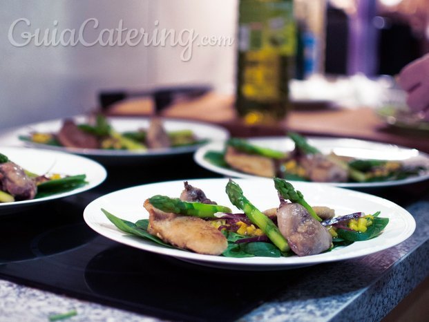 Ensalada de codornices en dos maneras, brotes de espinacas, tiras de foie gras