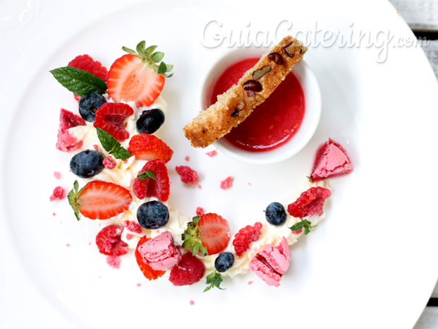 Crema ligera con anís, frutos del bosque, biscocho de nueces y culis de frambuesas