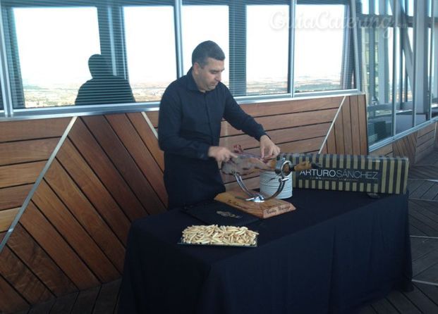 Maestro Cortador Carlos Barriga en evento especial castellana (torre de cristal)