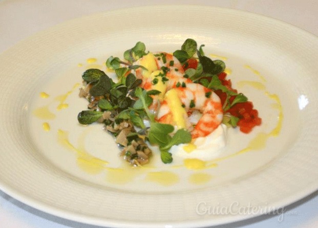 Ensalada de langostinos con tartar de tomate, tartar de setas y microvegetales