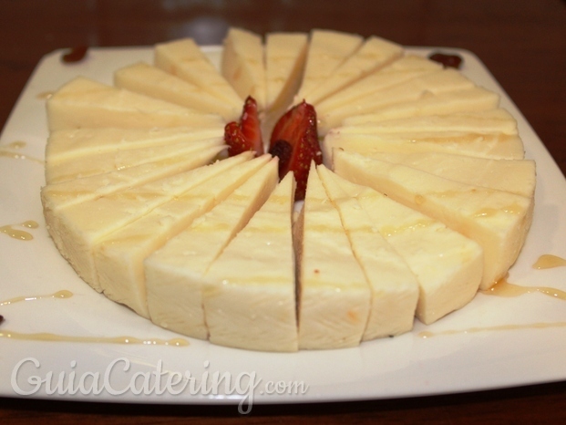 Rueda de queso tierno lechoso con hilos de miel