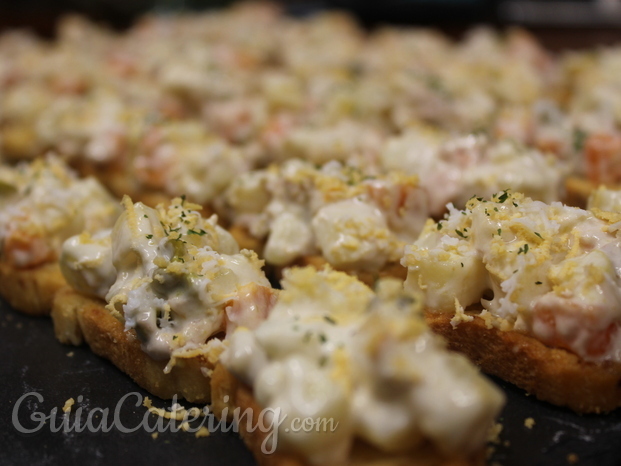 Mini tosta crujiente de ensaladilla rusa