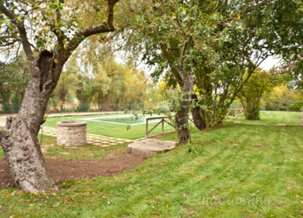 Jardines amplios para instalar carpas