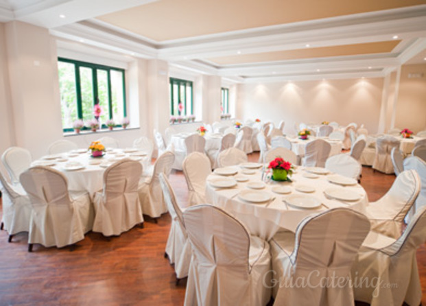 Salón de mesa decorado para eventos