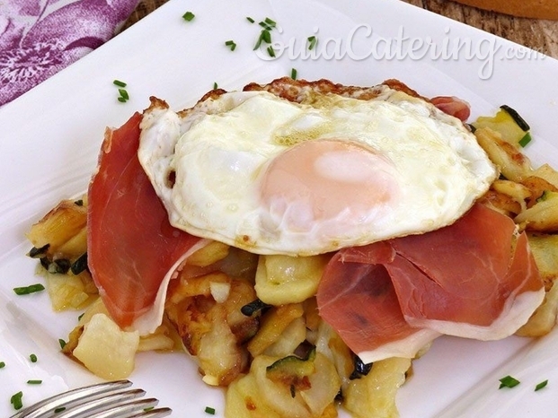 patatas a lo pobre con serrano y huevos frito.