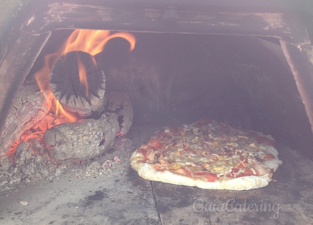 Pizza en horno de leña