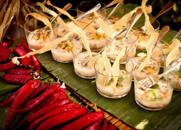 Ceviche de gambas con leche de coco y chips de plátano macho