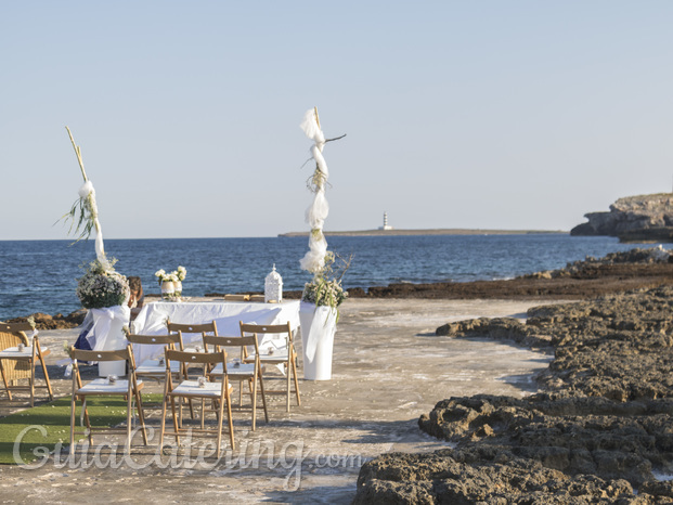 Decoración de boda en una playa de menorca