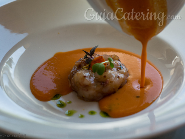 Tartar de langostinos con gazpachuelo de sandia de Mara Catering