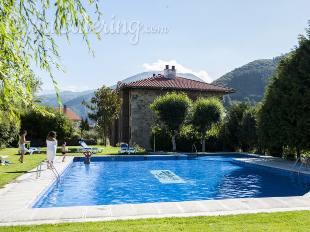 Piscina y zonas ajardinadas 