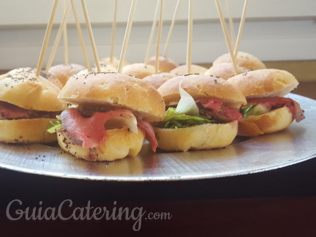 Mini hamburguesas hechas con pan casero