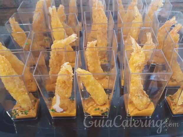 Langostino en tempura con romesco