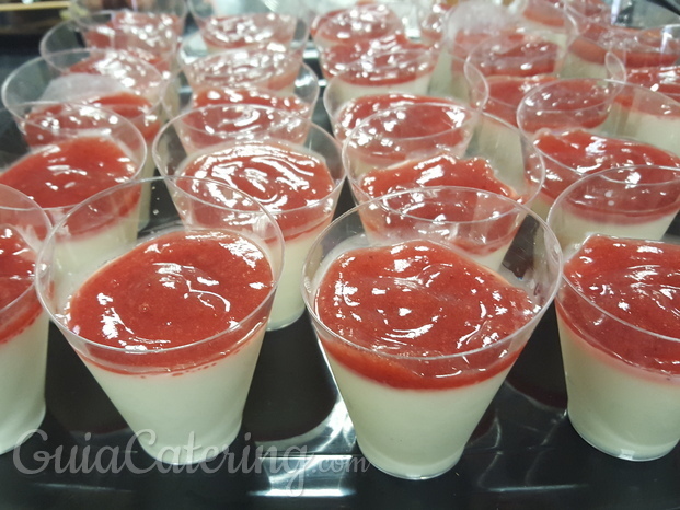 Panna cotta con coulis de fresa