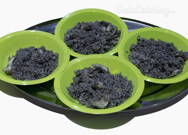 Paella de arroz negro con sepia