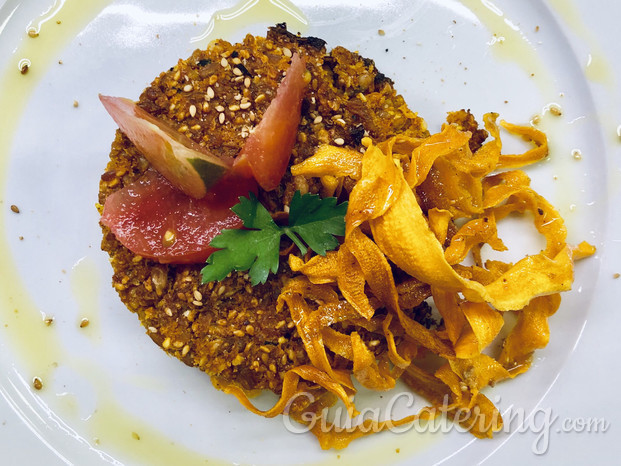 Hamburguesa vegetal acompañada de chips de boniato-lamumcatering-elche.jpg