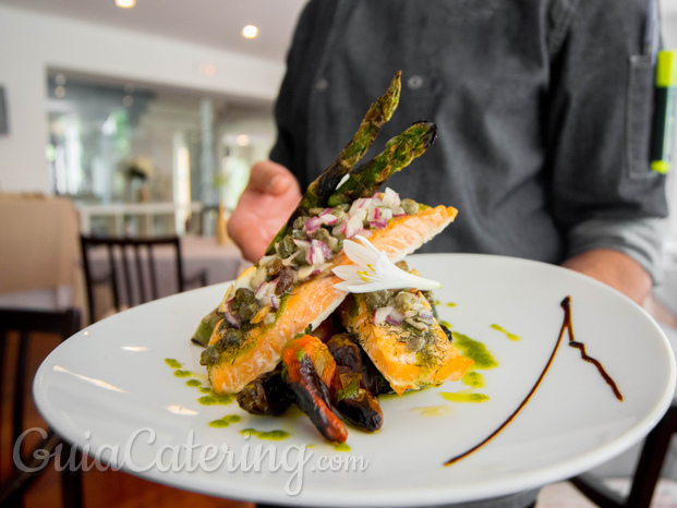 Salmón brasa con costra de alcaparras y espàrragos