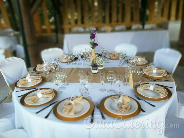 Mesa boda en tela de saco y dorado.