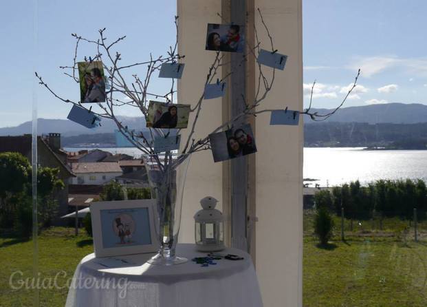 Árbol de los deseos con fotos de los novios