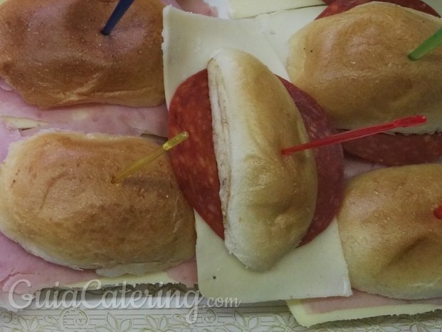 Chips de atun con tomate, embutido y vol au ven variados.