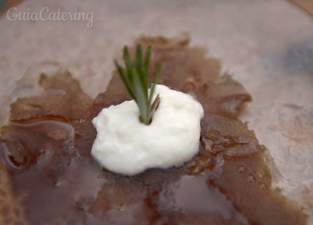 Carpaccio de ciervo con espuma de queso de cabra y vinagreta de miel