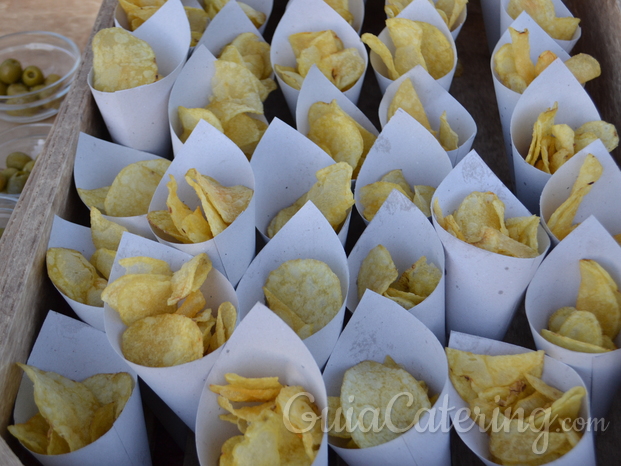 Carutucho de patatas artesanas y cuenco de aceitunas