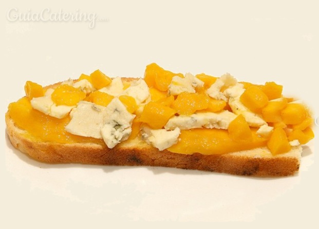 Montadito de mango y gorgonzola