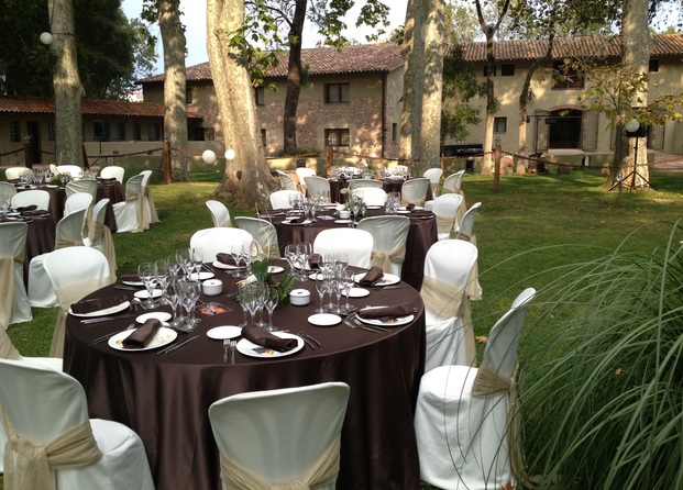 Cena al aire libre.  Restauración en los jardines