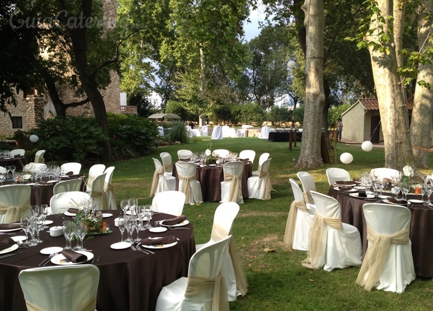 Comida al aire libre. Montaje del comedor en el exterior, disfrutando de los maravillosos jardines