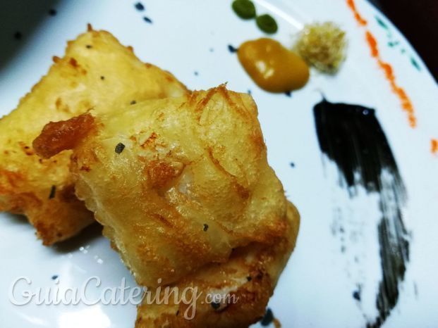 Bacalao en tempura con alioli de ajo negro.