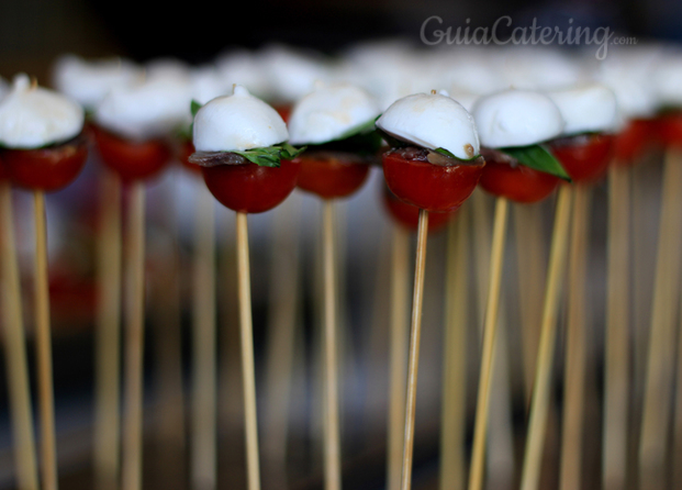 Brochetas caprese