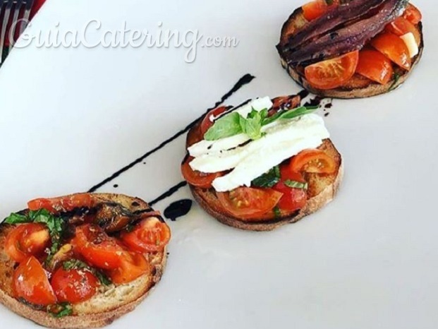 Tostada con tomate y anchoas al vinagre