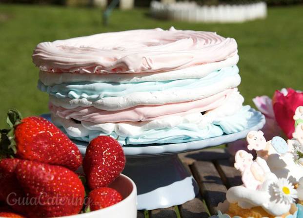 Tarta de merengue con nata y fresas