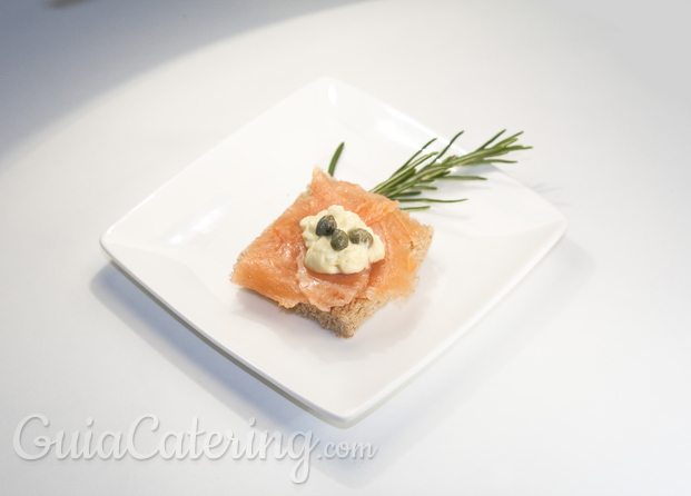Canapé: minisanwich de salmón ahumado y alcaparras