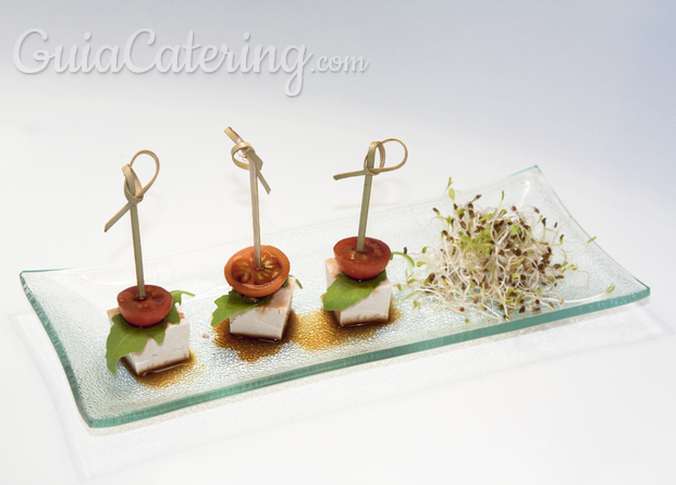 Brochetas de tofu ahumado y tomates cherry