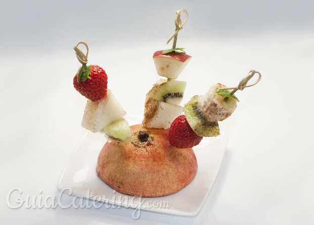 Brochetas de fruta fresca aromatizadas con especias