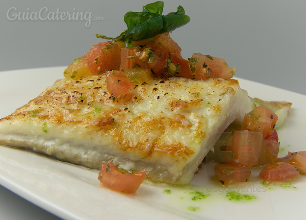 Rodaballo gratinado con queso curado de Celestino Viejo y aliñado con daditos de tomate al orégano