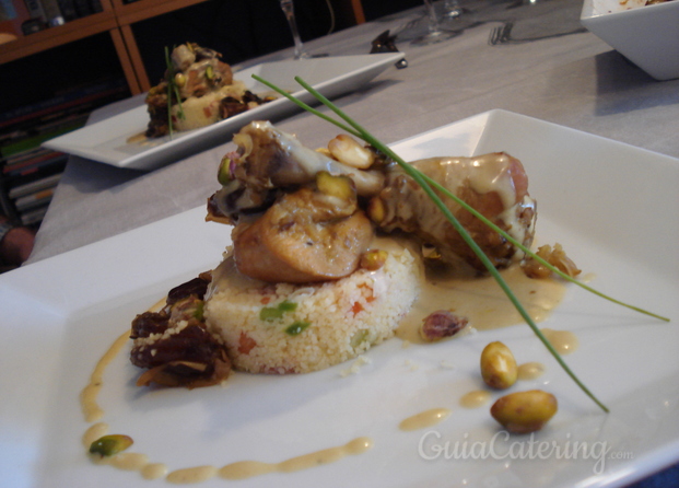 Muslito de pollo a la canela sobre cuscus vegetal