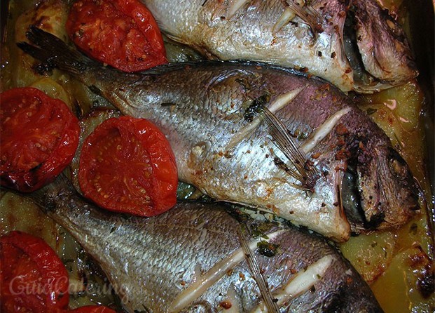 Dorada al horno con guarnición