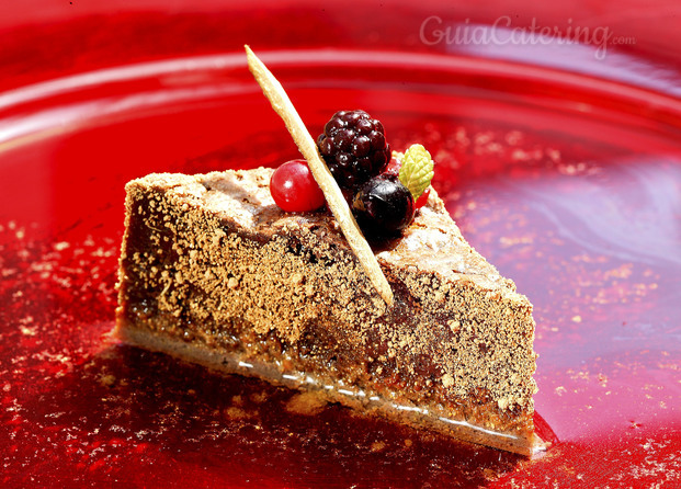 Pastel de choco-naranja y frutos rojos