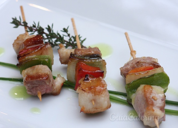 Brochetas de carne y verduras