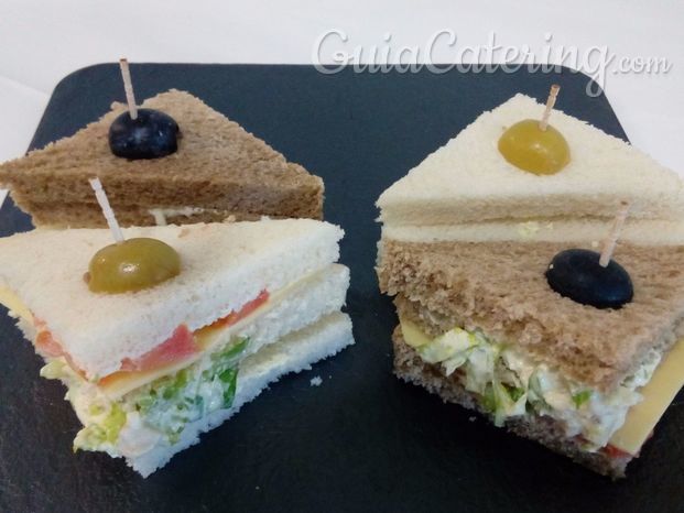 Sandwiches vegetales con pollo.