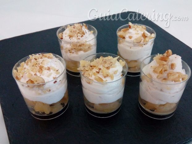 Vasito de yogurt griego con foie y fondo de manzana caramelizada.