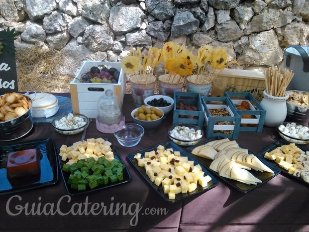 Mesa de quesos con acompañamientos