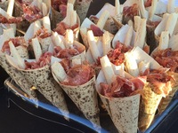 Virutas de jamón ibérico con pan feo en cucuruchos