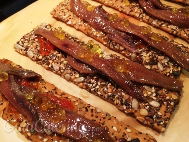 Anchoas del cantábrico sobre pan de especias y chutney de pimientos rojos